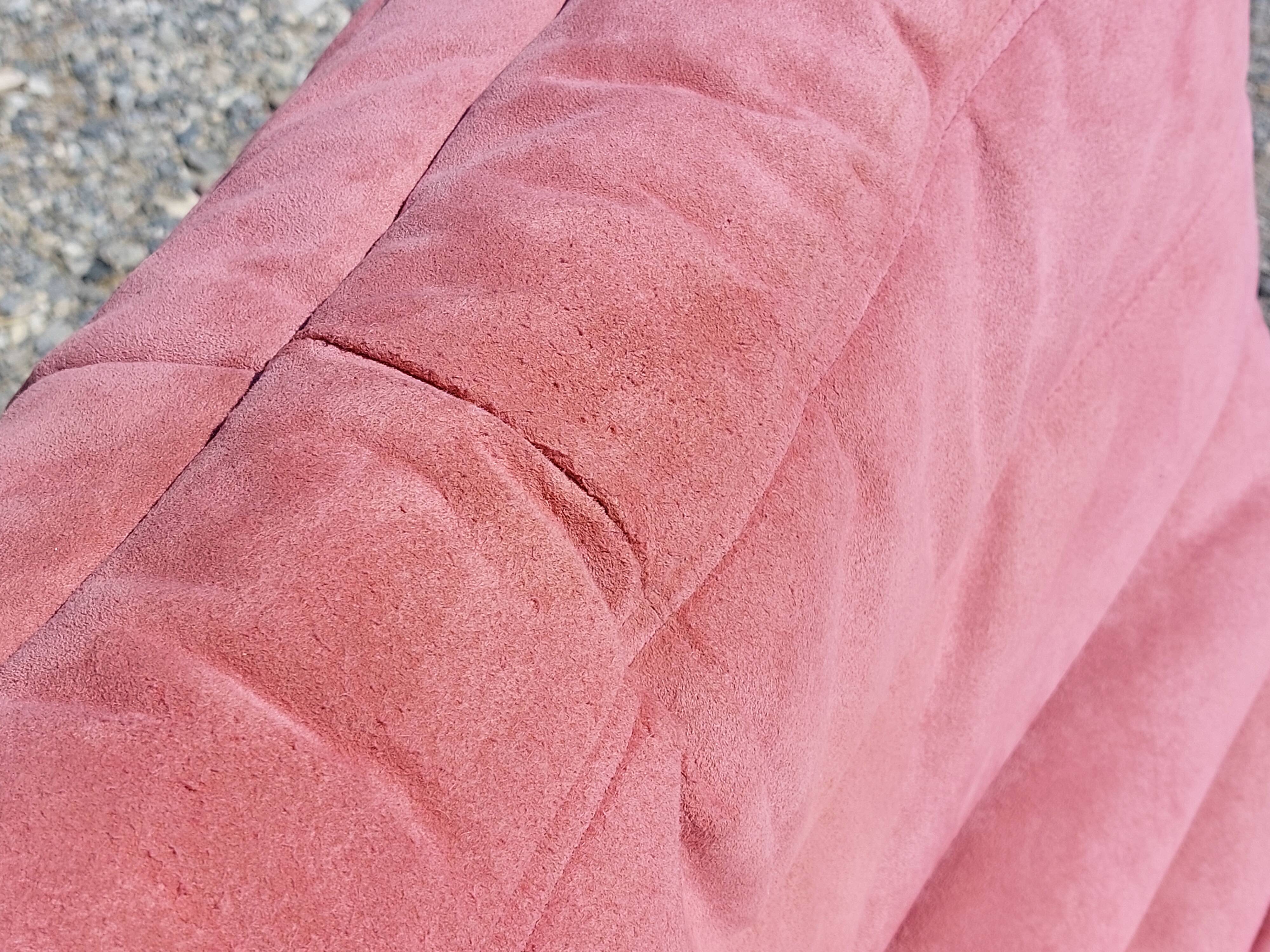 Chauffeuse Togo en velours vieux rose - Ligne Roset