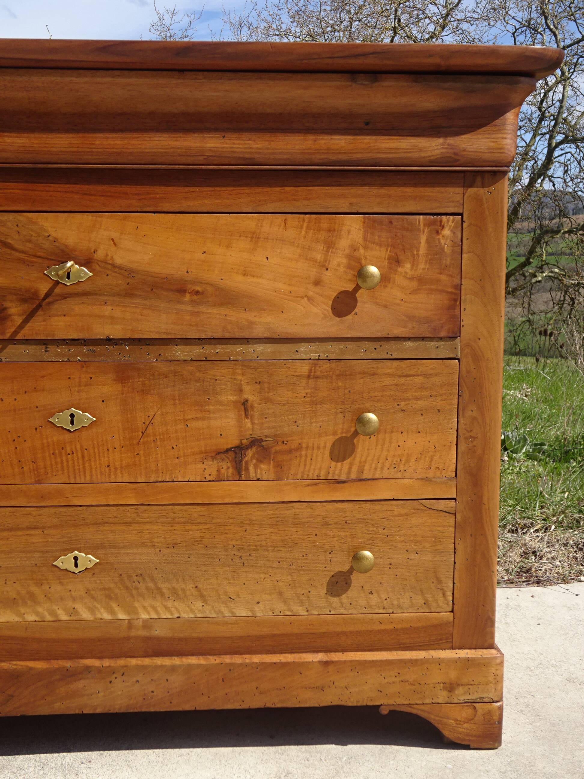Antique Louis Philippe chest of drawers made entirely of walnut.