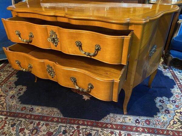 Grande commode sauteuse à façade arbalète merisier blond ornement bronze so