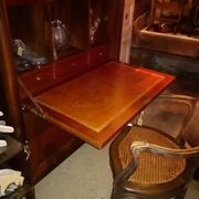 Secrétaire de style anglais en bois massif.
