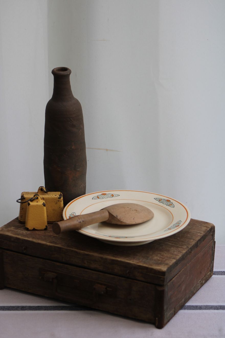 Ceramic standing dish