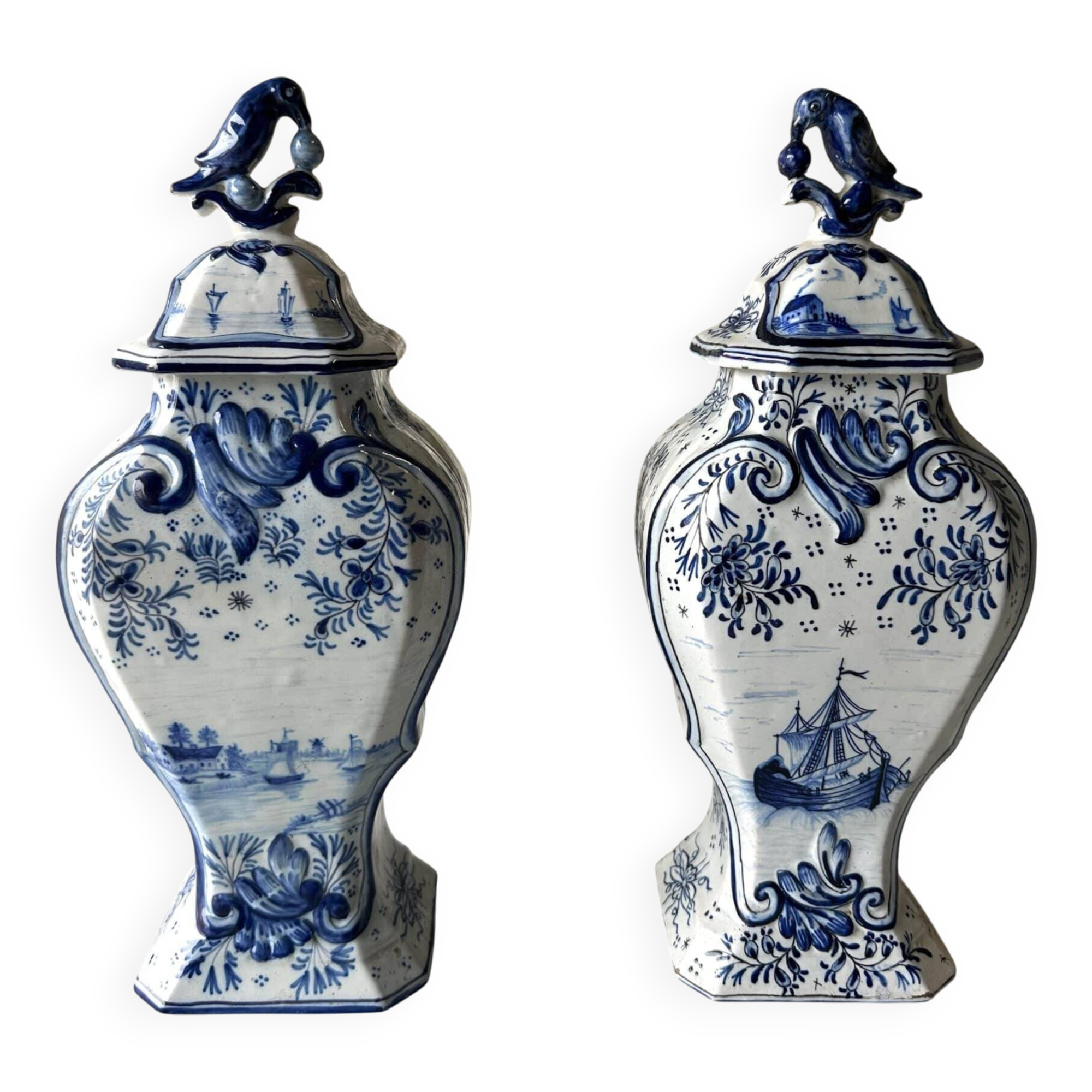 Paire de potiches en faïence dans le style de Delft, XXe siècle