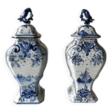 Paire de potiches en faïence dans le style de Delft, XXe siècle