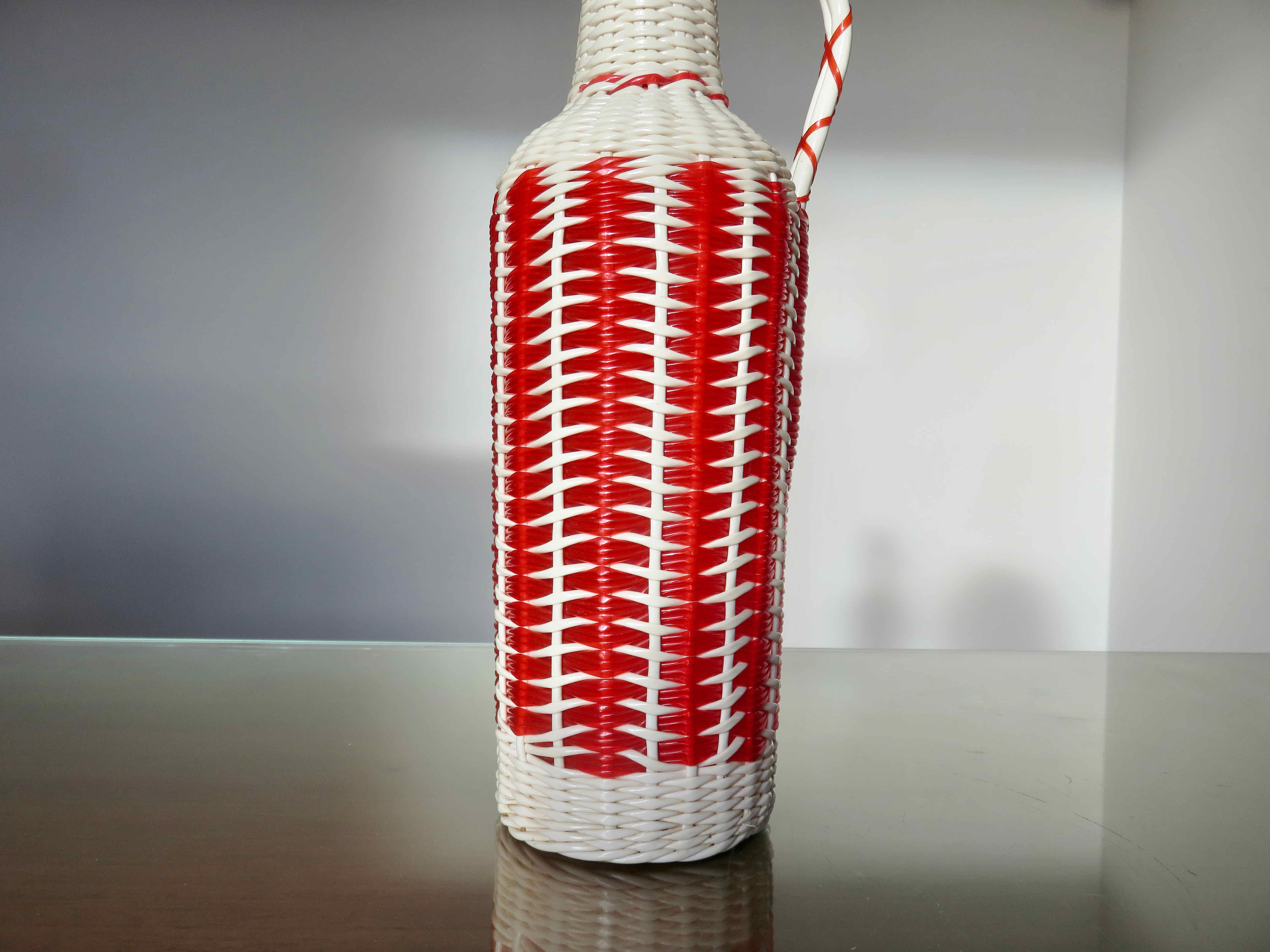 Bottle in red and white scoubidou 50-60s