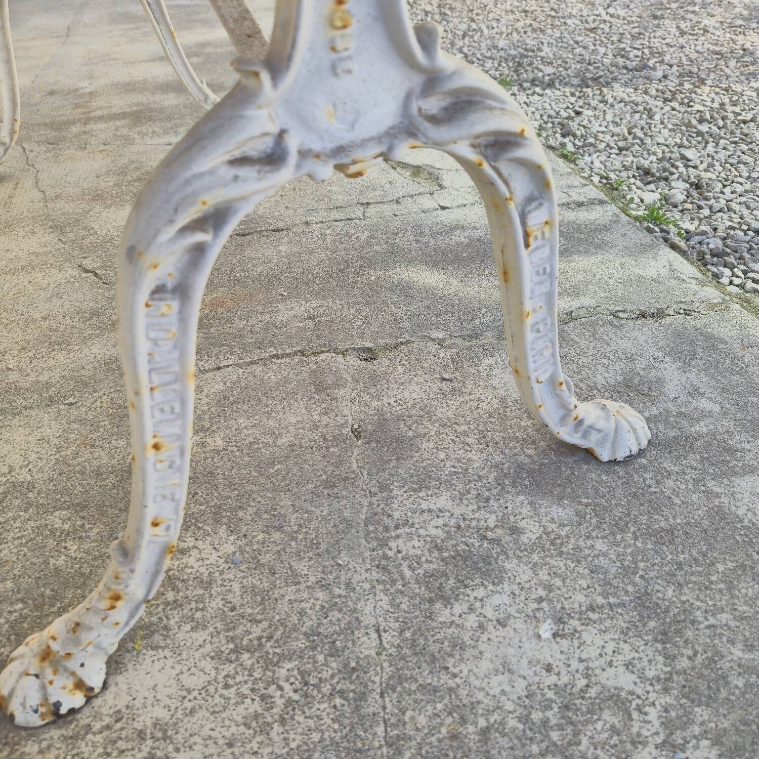 Table de bistrot ancienne en bois aérogommé et fonte