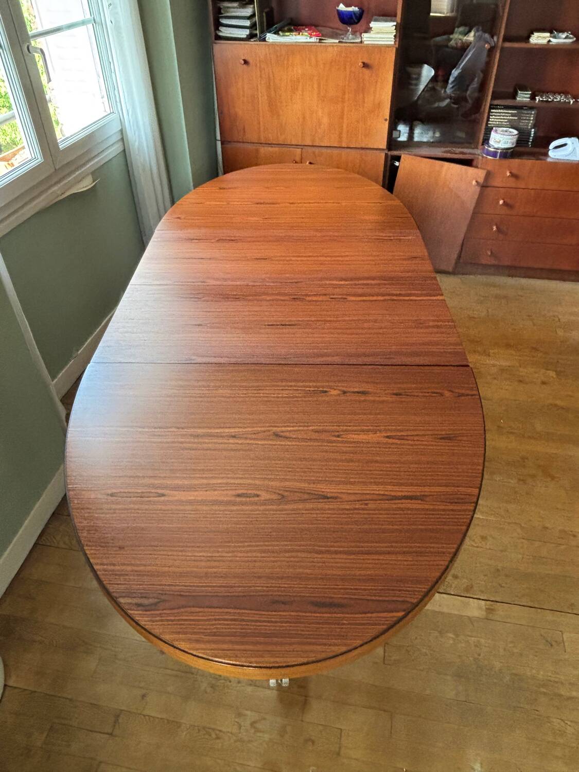 Extendable oval table