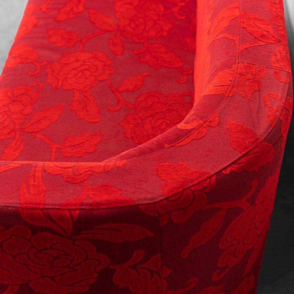 Divano à trois postes en tessuto floreale rosso anni '60 vintage modernariato