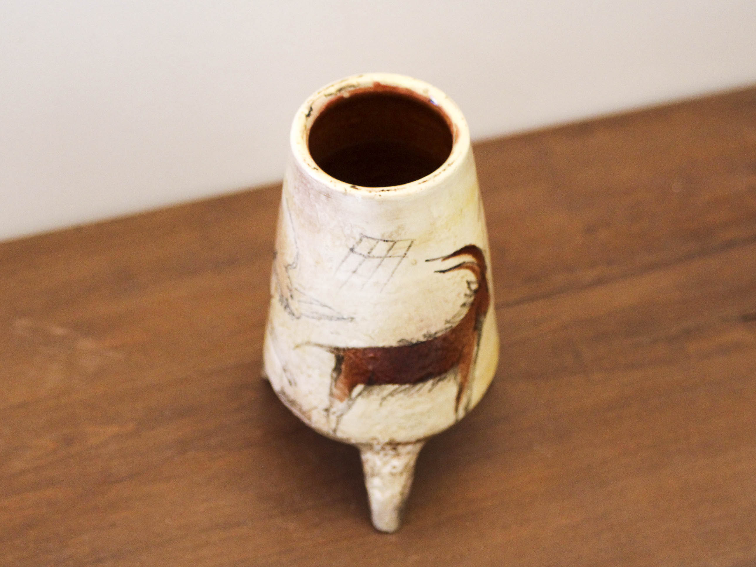 Ceramic tripod vase with parietal decoration by Armen