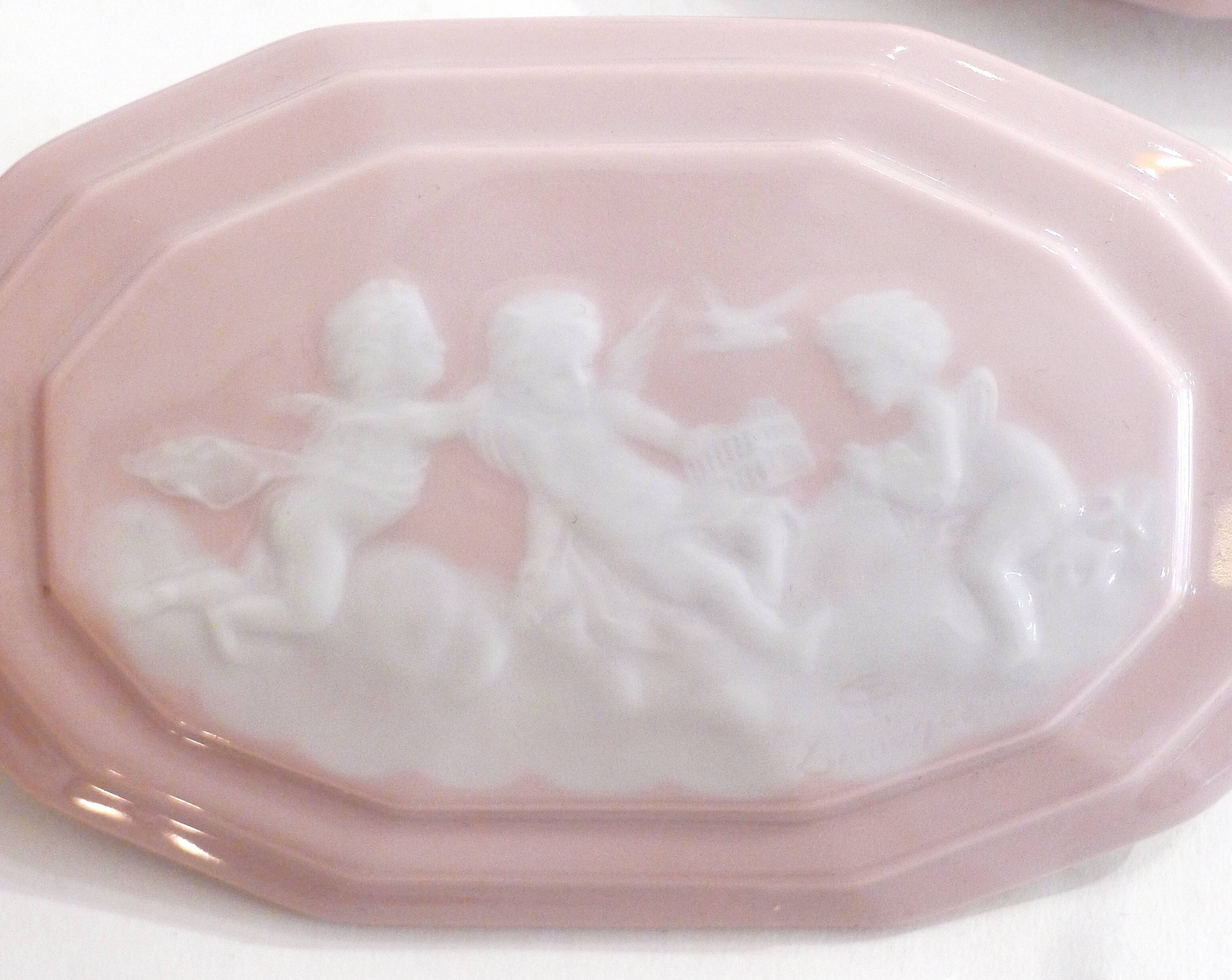 Pink porcelain box cameo décor