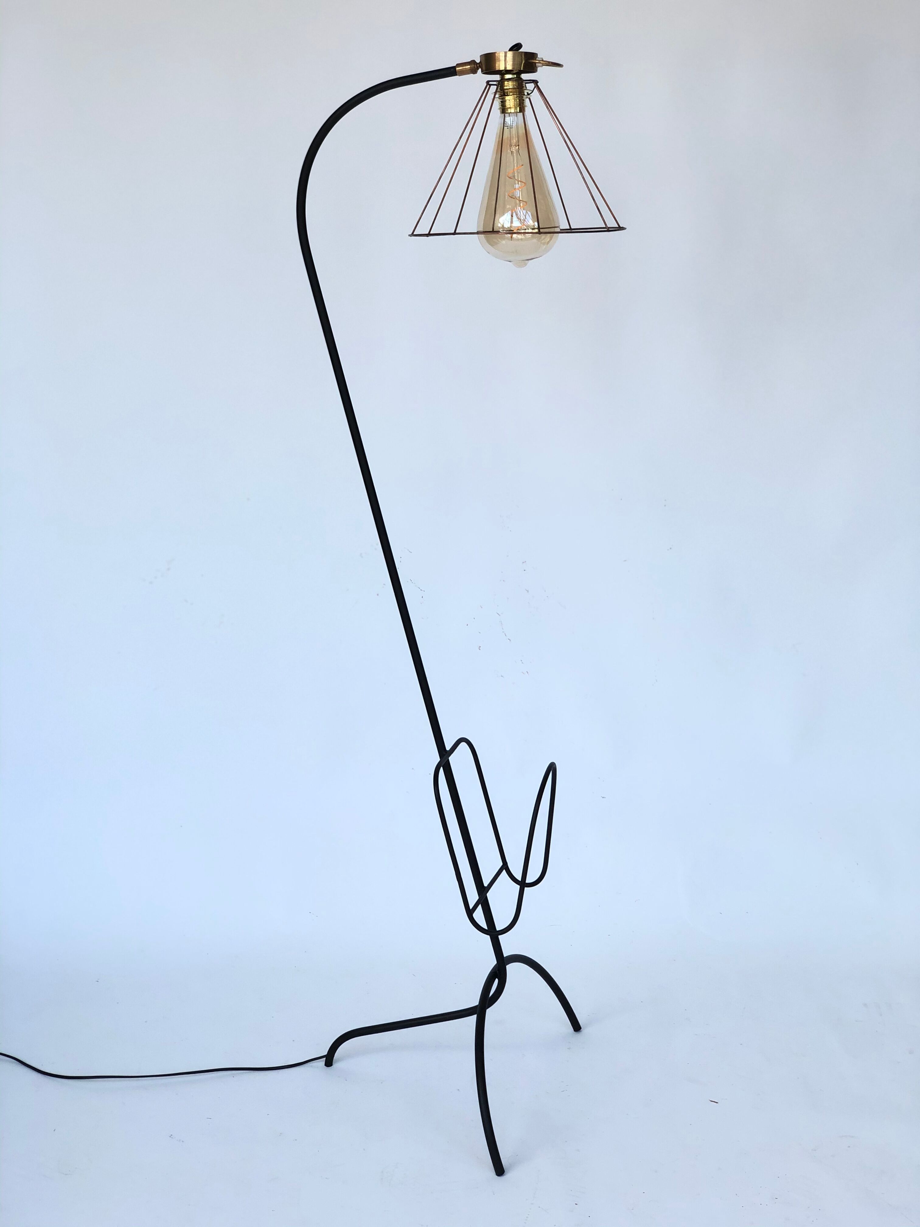 Magazine floor lamp in wrought iron and brass, exposed bulb 1960