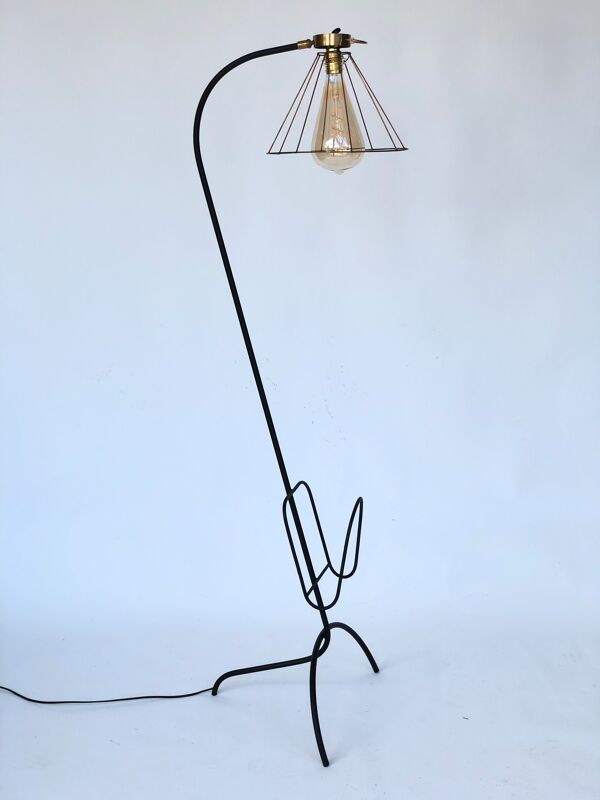 Lampadaire porte revue en fer forgé et et laiton, ampoule apparente 1960