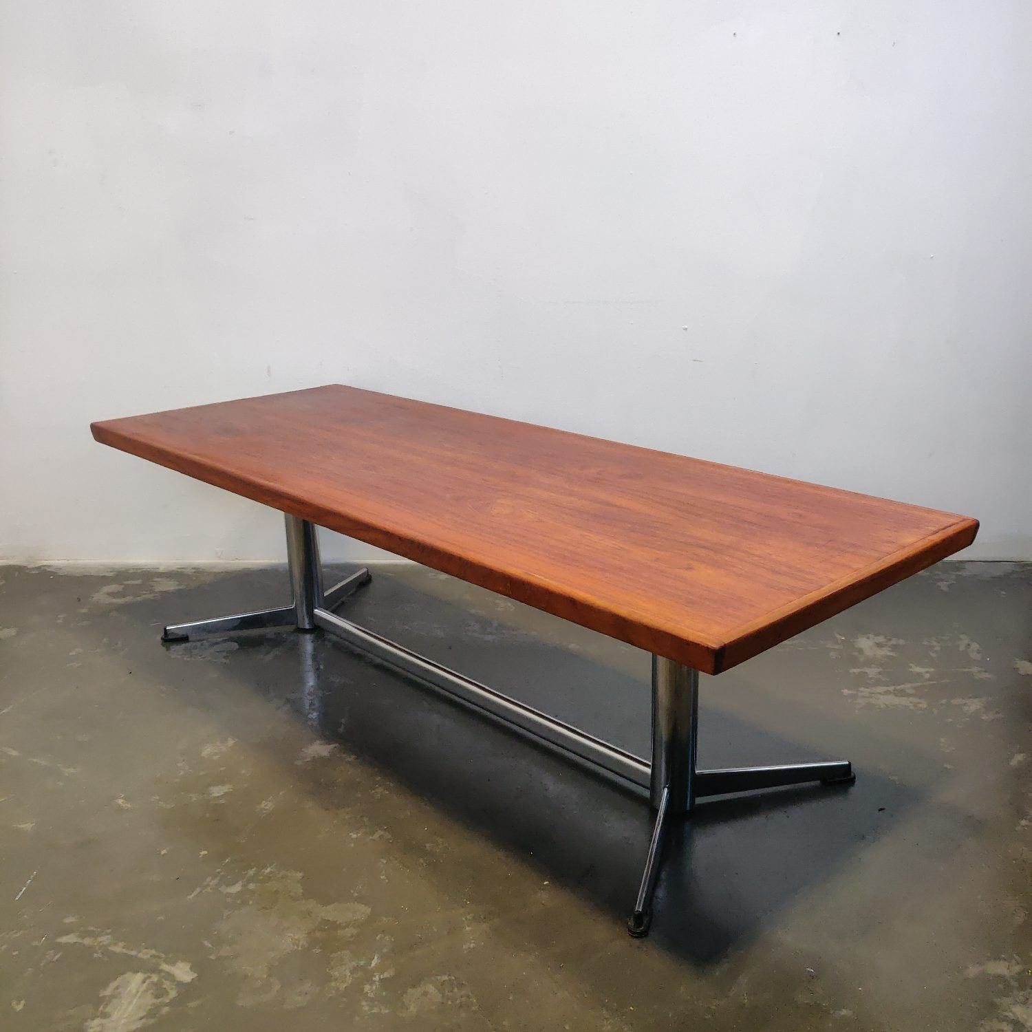 Table basse allongée en teck avec piètement en métal