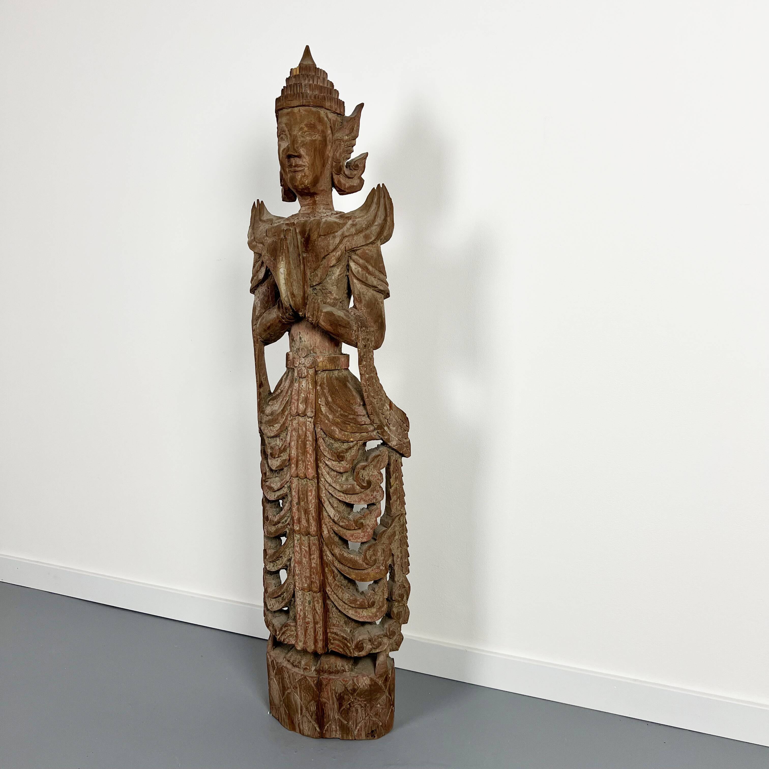 Grande statuette de kinaree, adorant, devi en bois sculpté. Thailande