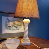 Lampe en albâtre et abat jour jute camel