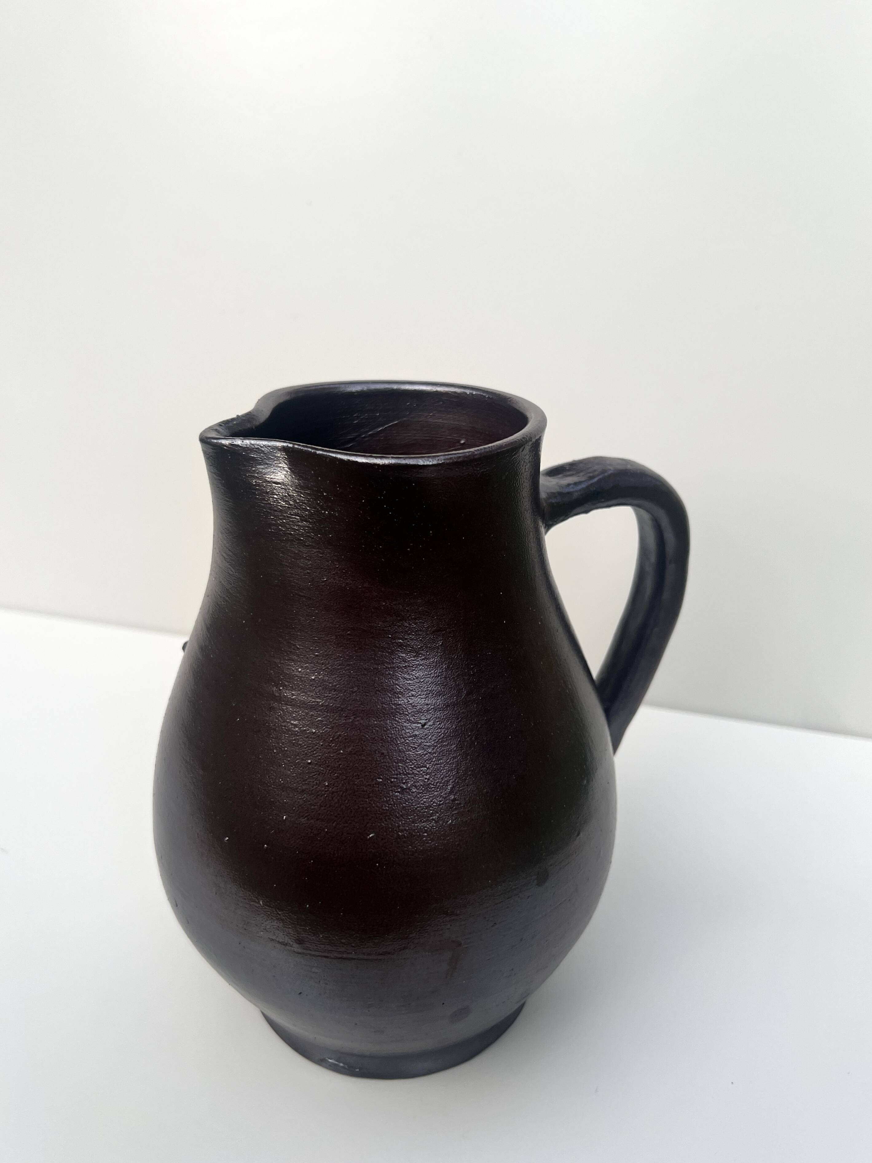 carafe / vase en gres noir ourné, France 1950