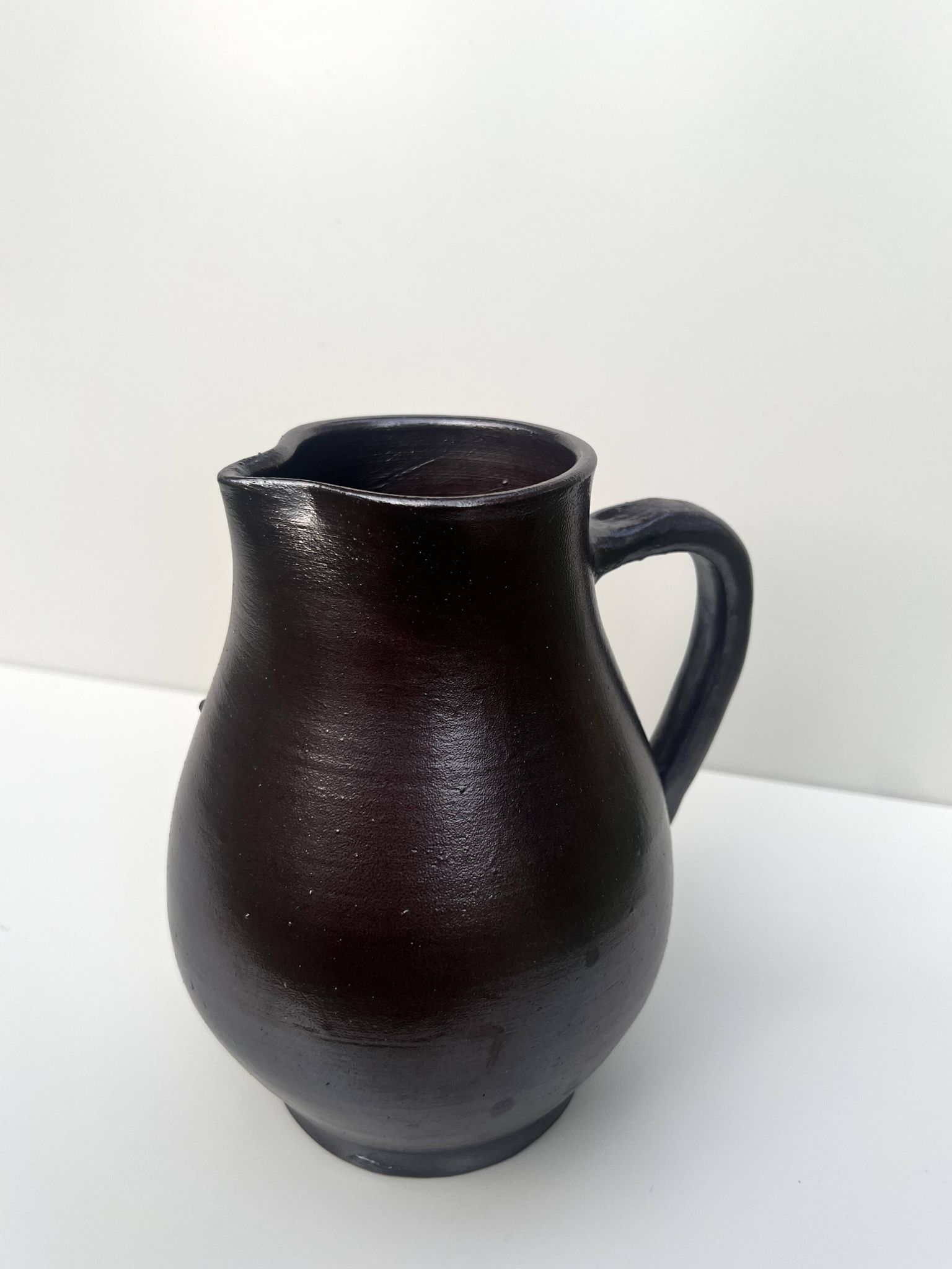 carafe / vase en gres noir ourné, France 1950