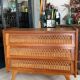 Commode en bois et rotin vintage pieds compas