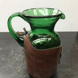Pichet carafe verre soufflé vert avec cuir & écusson cuisine vintage