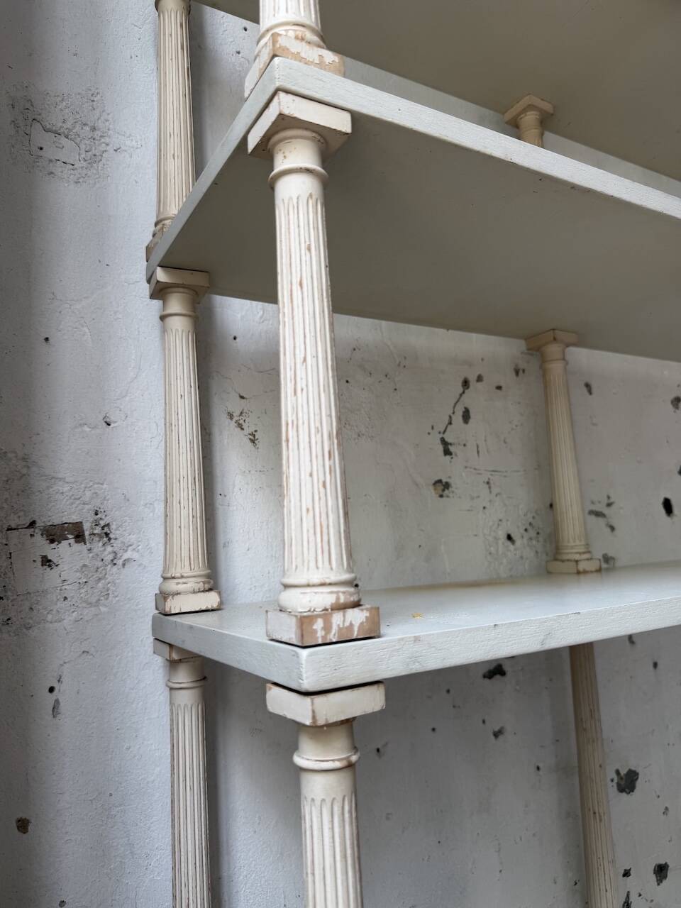 Bibliothèque, étagère XL Napoléon en bois patiné blanc