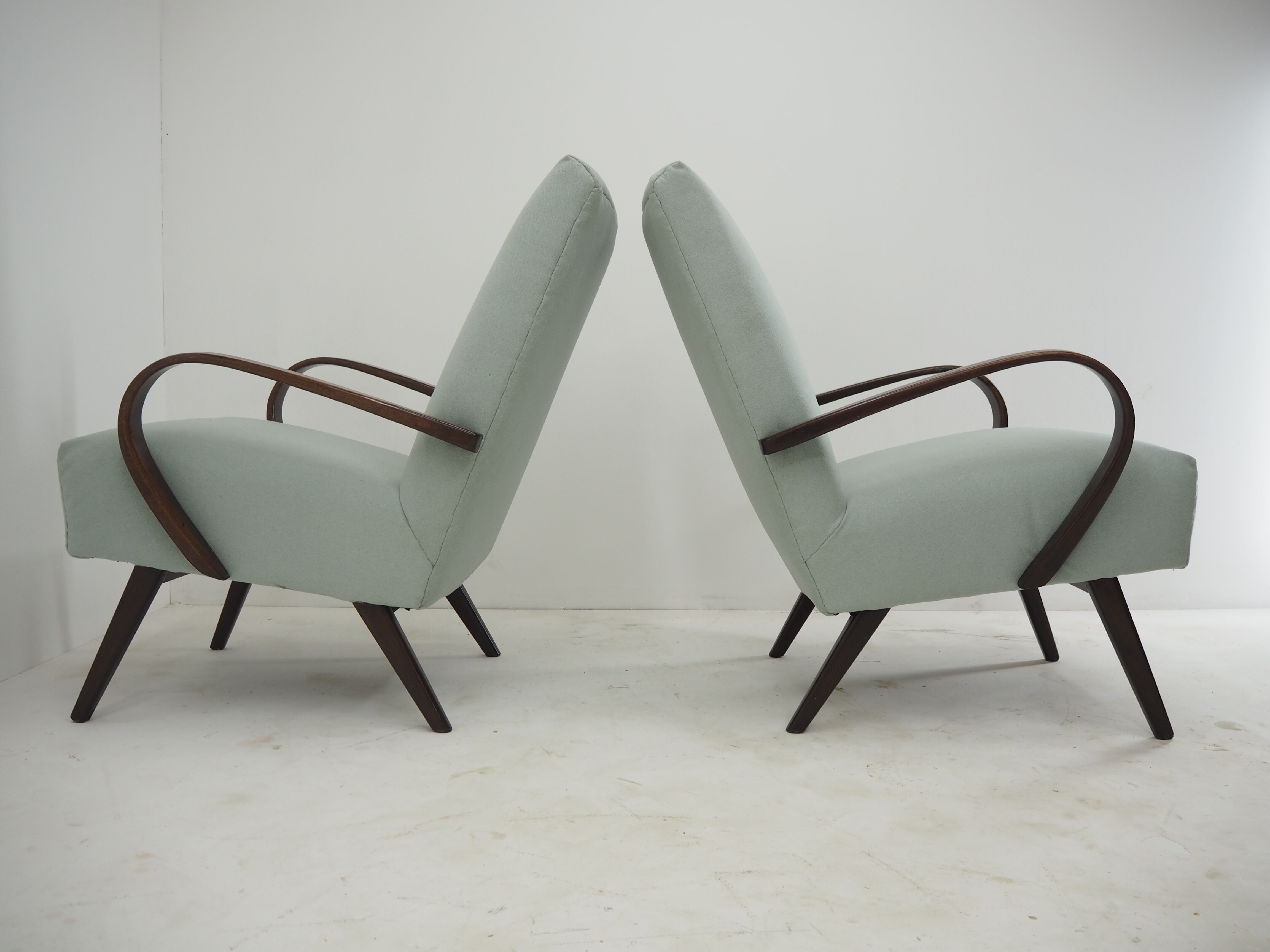 Pair of Ton/Thonet Beech Armchairs, Czechoslovakia