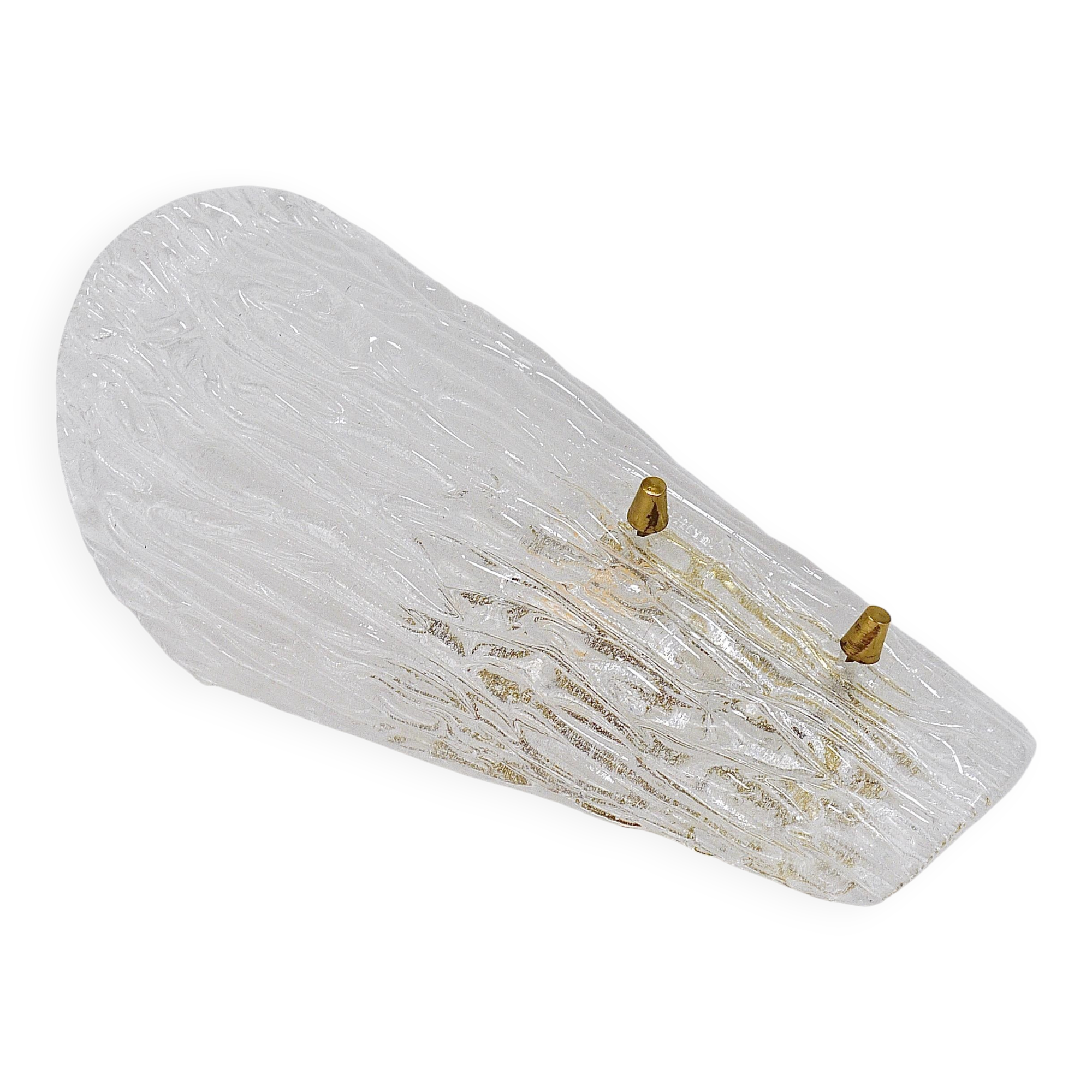 A mid-century Kalmar wall lamp in brass and textured glass, Austria, 1950s.