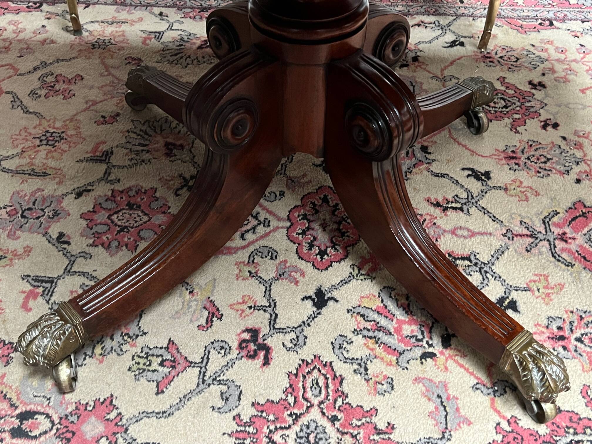 Victorian extendable dining table. Rosewood, bronze decoration. England. Early 19th century.