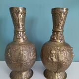 Jolie paire de vases asiatiques anciens en bronze