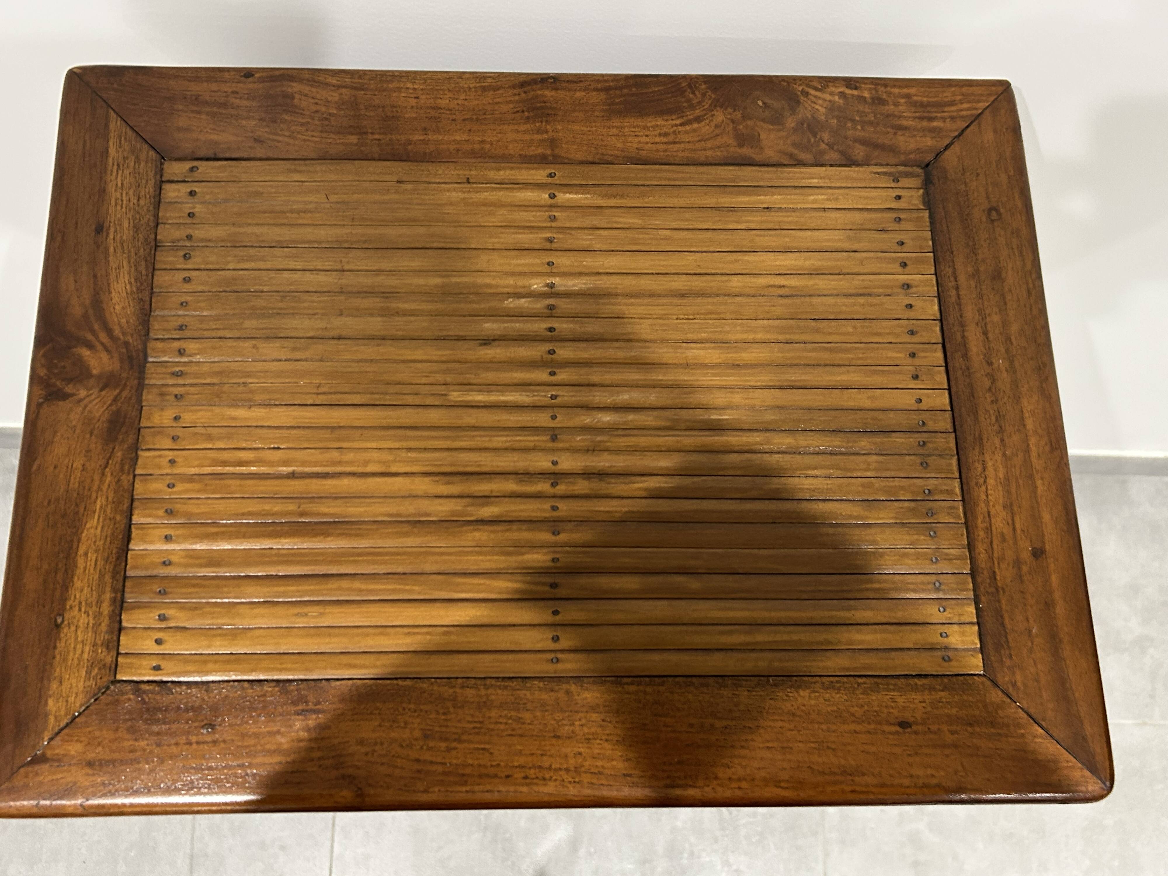 Meuble d'appoint en bois exotique