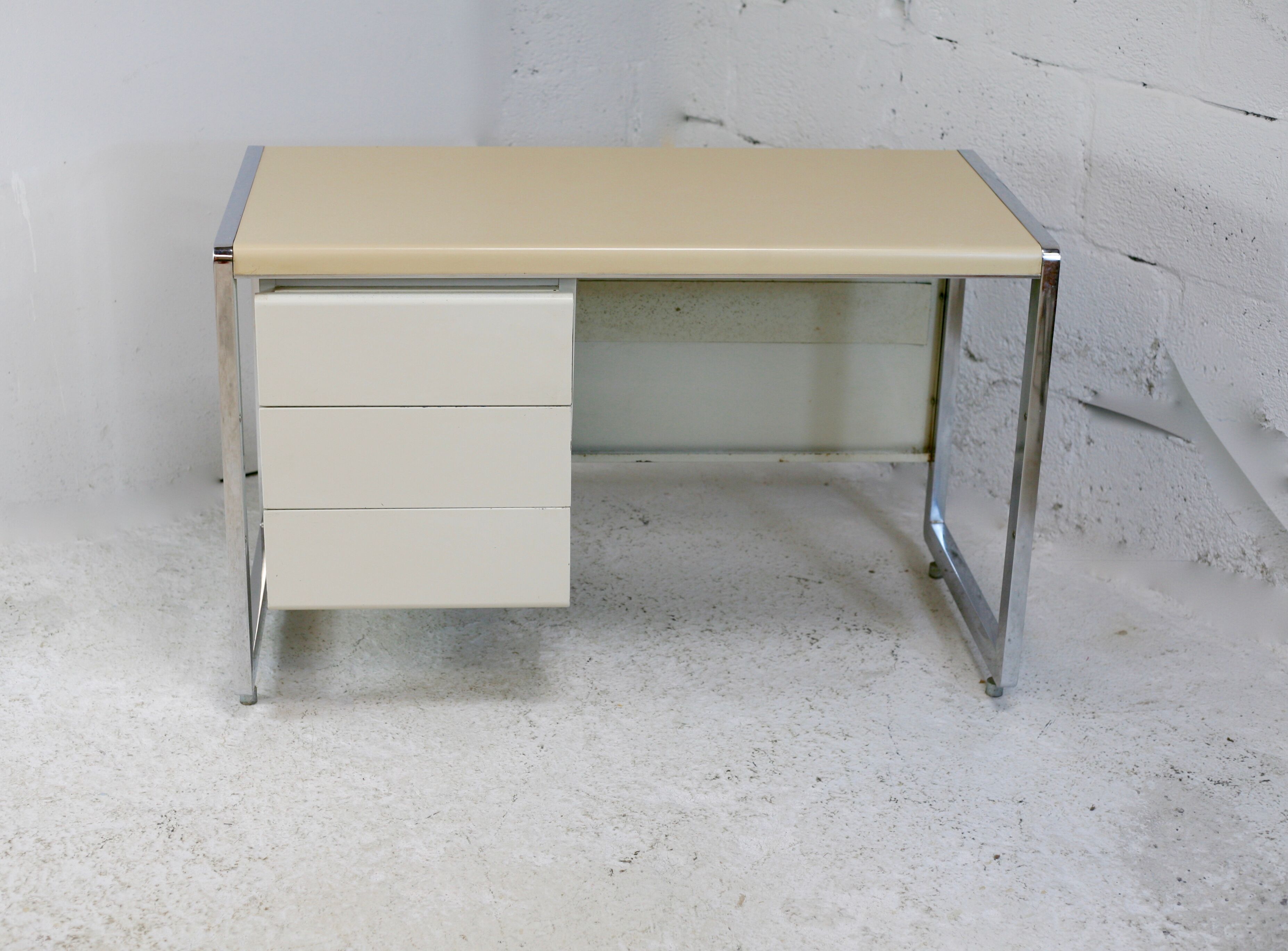 Bureau "space age". Acier laqué, acier chromé. France, circa 1970