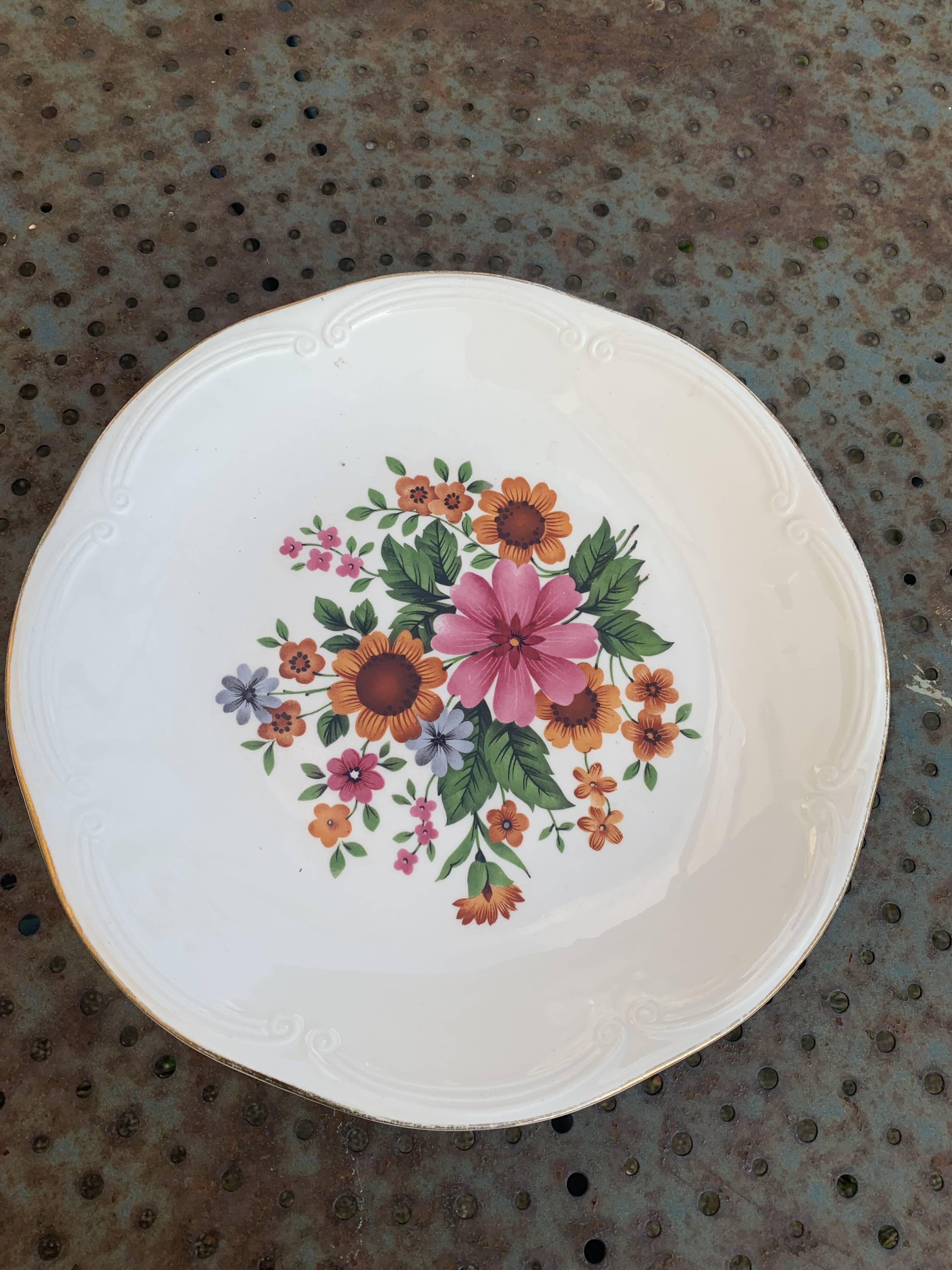 Plat a gateaux en faience, GIEN France, motif floral, fleurs très colorées, art de la table, vintage