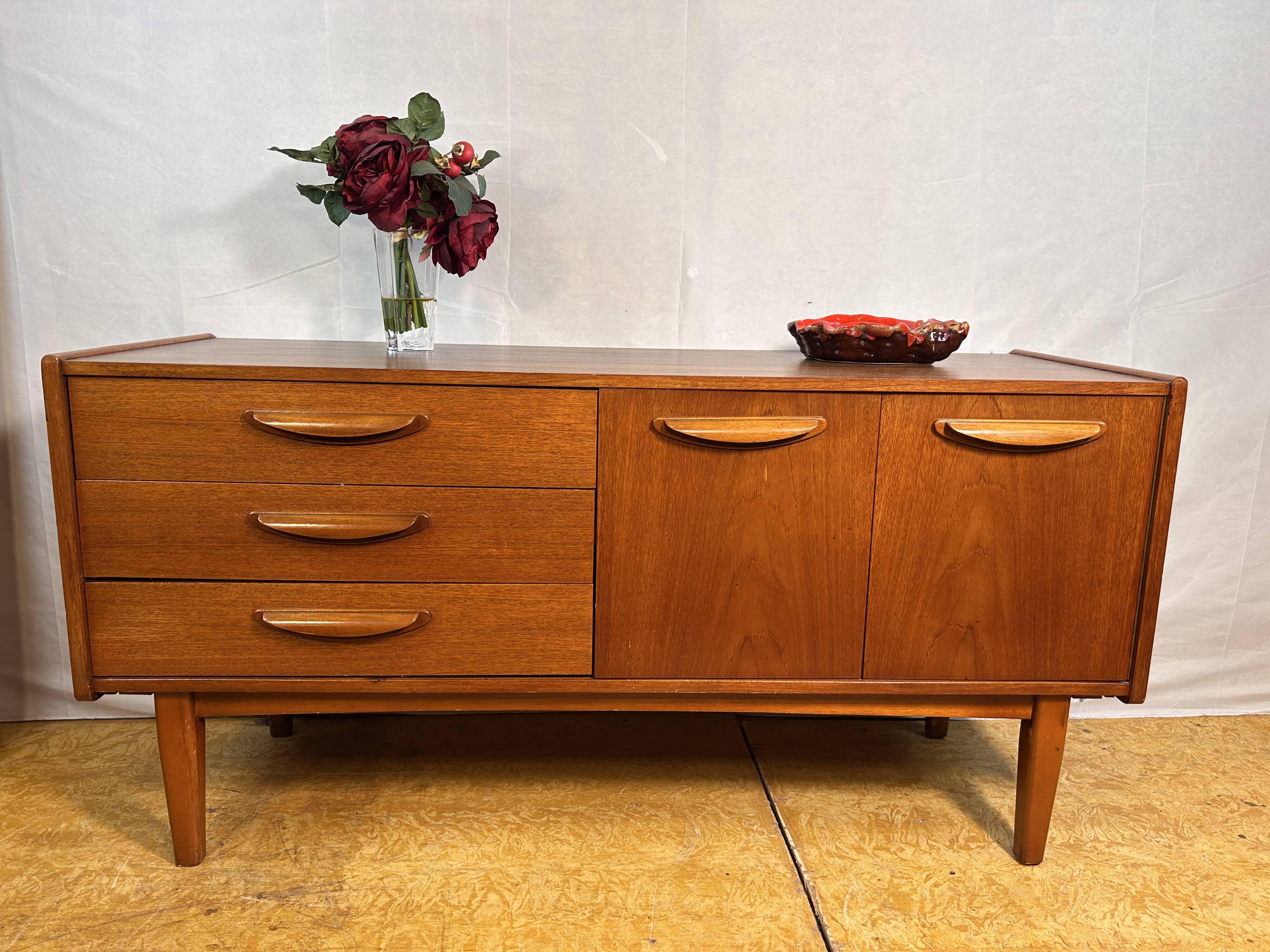 Buffet rétro vintage en teck du milieu du siècle par Stonehill – Gamme Stateroom 1960