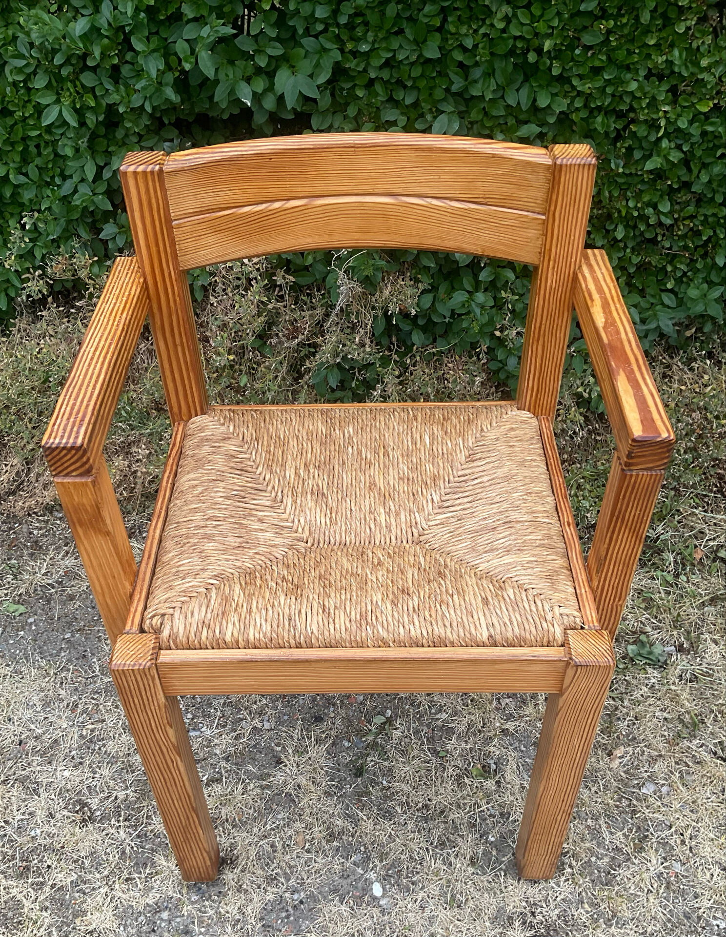 Brutalist chair in solid pine with a straw seat from the 1970s.