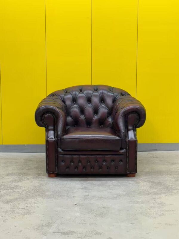 Fauteuil Chesterfield Club original anglais - Cuir vintage couleur sang de bœuf