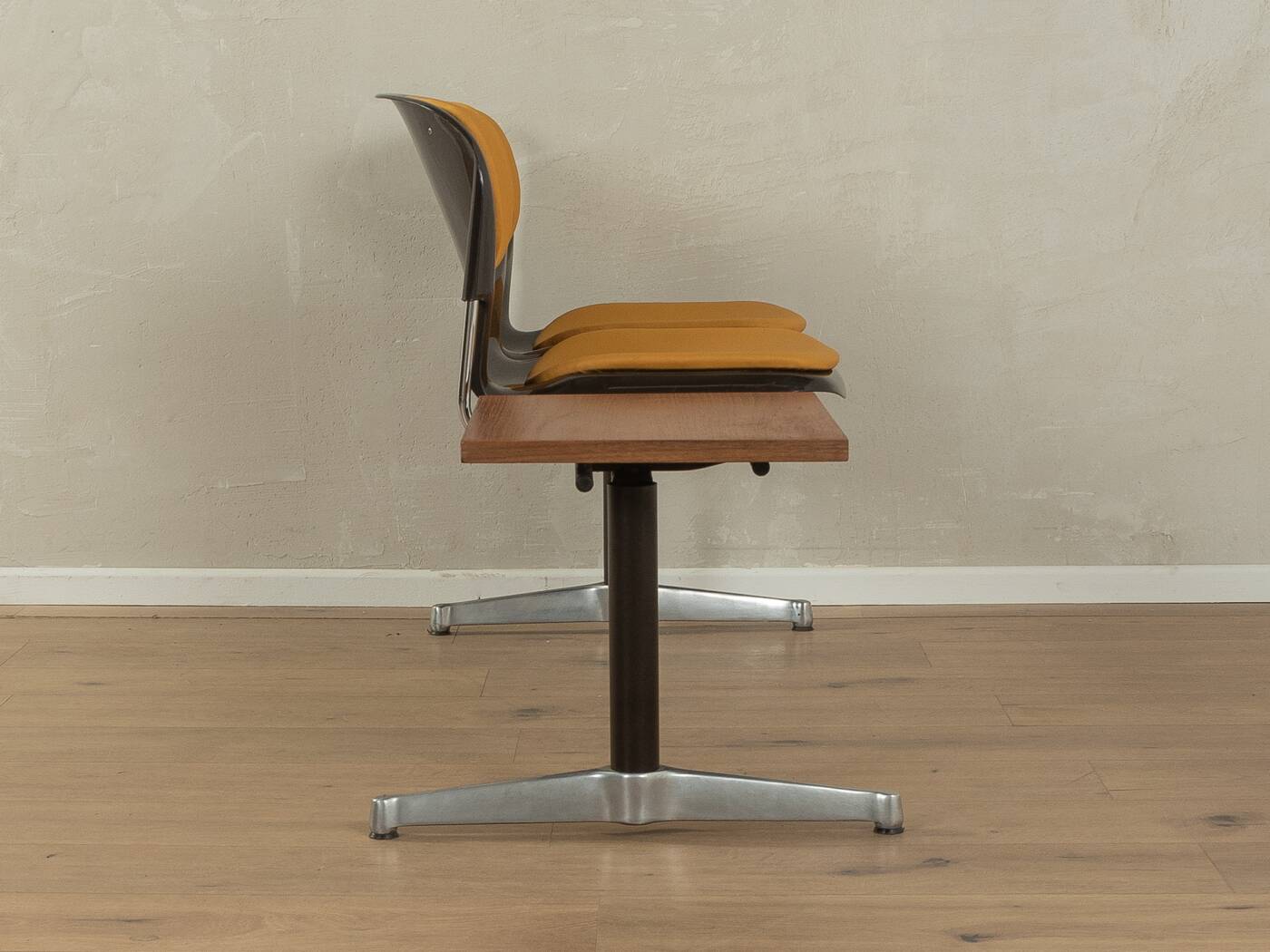 Space Age waiting bench by Drabert