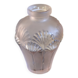 Vase en verre rose