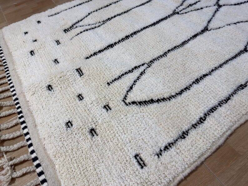 Decorated white Berber rug 270cm x 150cm