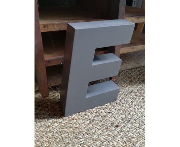 E metal letter