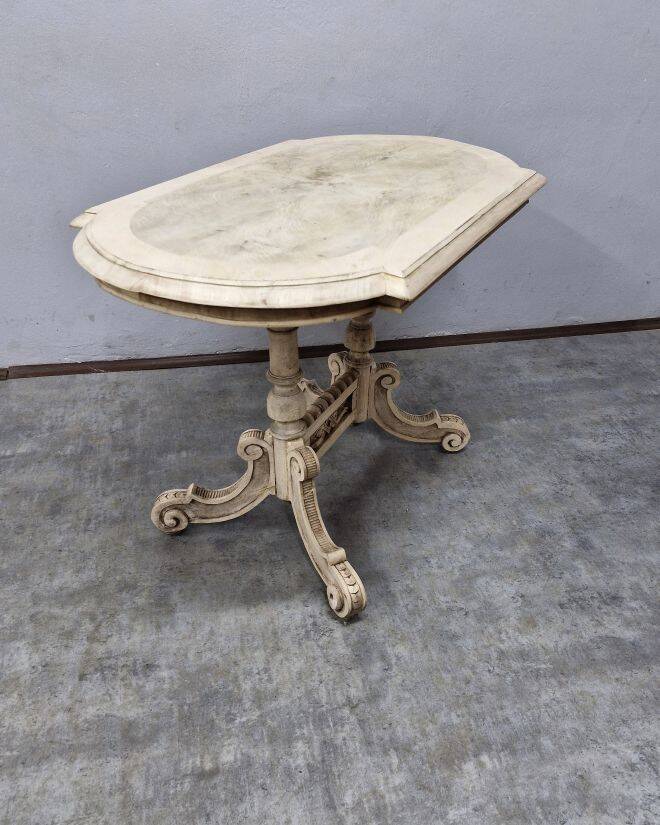 Very beautiful eclectic table.