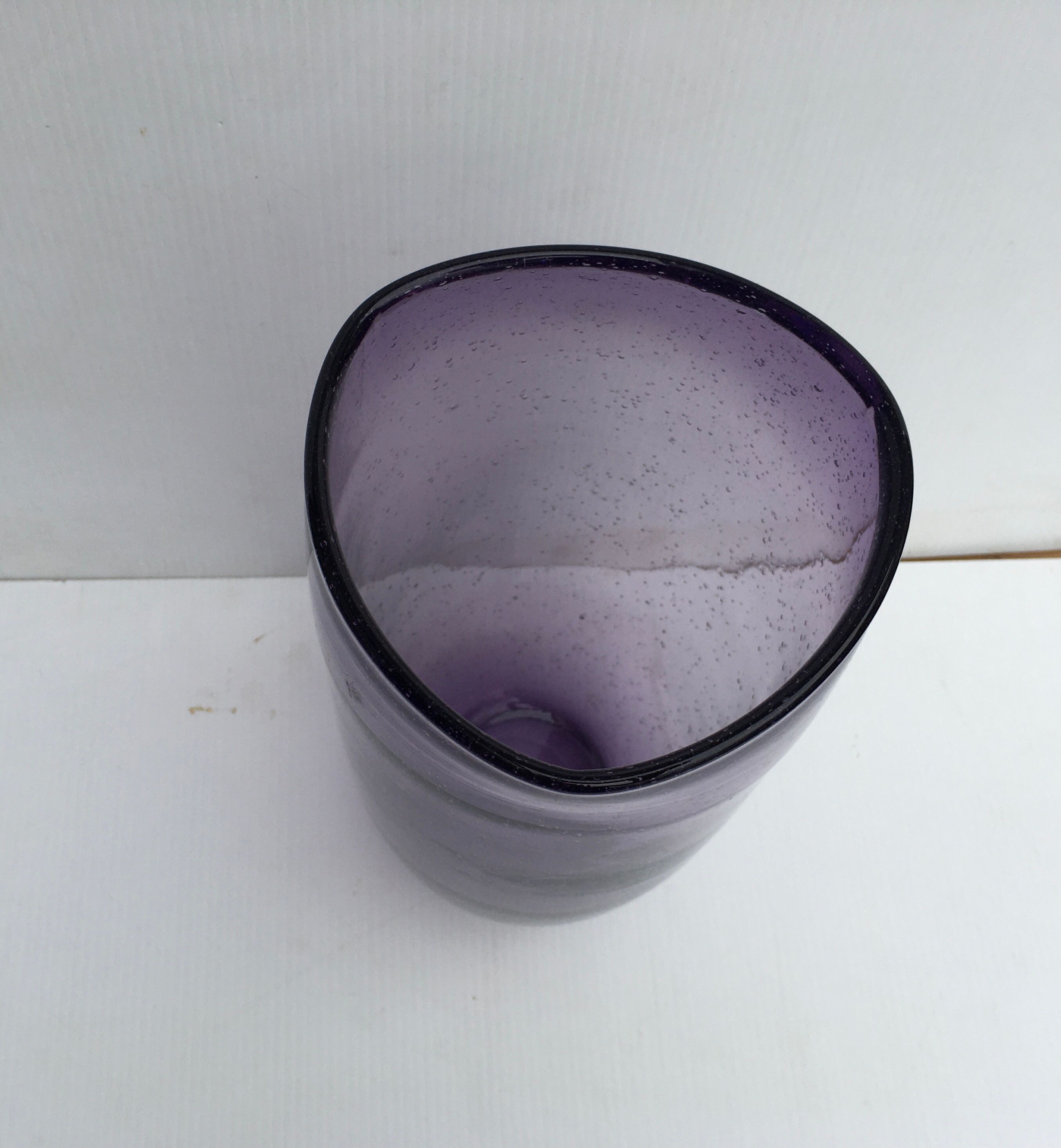 Vase en verre bullé soufflé violet
