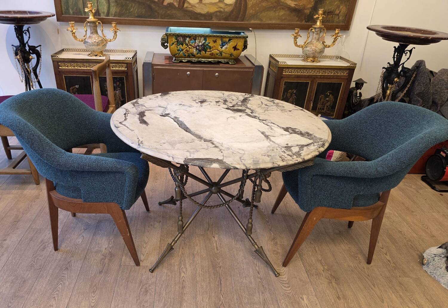 Circular Gueridon Table with Arrows and Trimmings