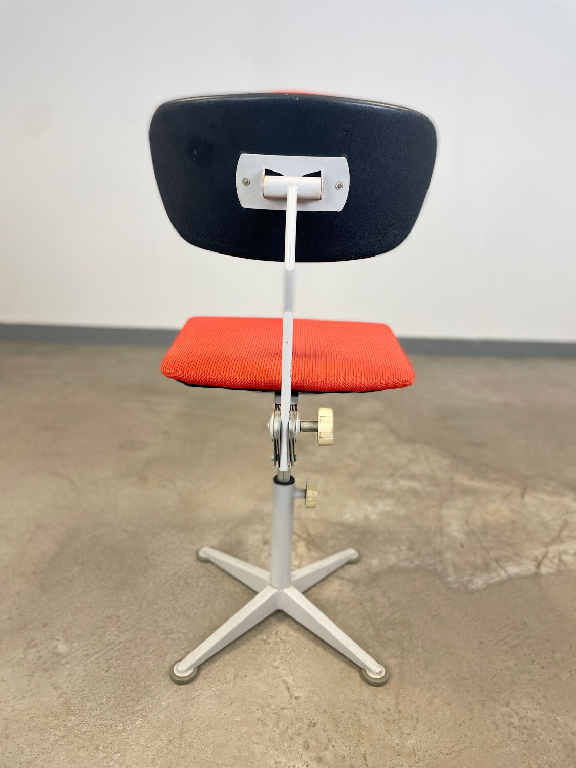 Adjustable desk chair