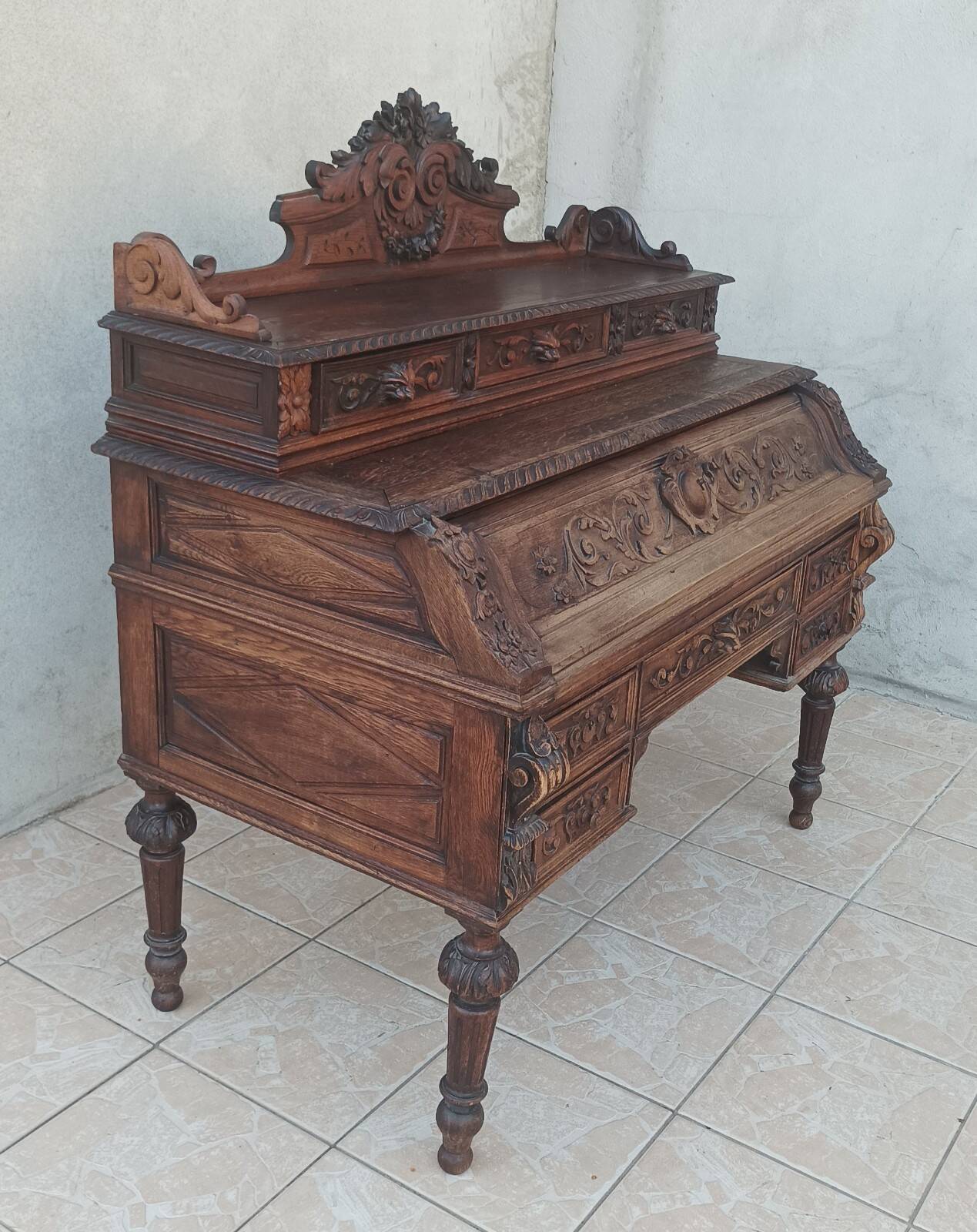 Louis XIII cylinder desk in carved oak, 19th century.