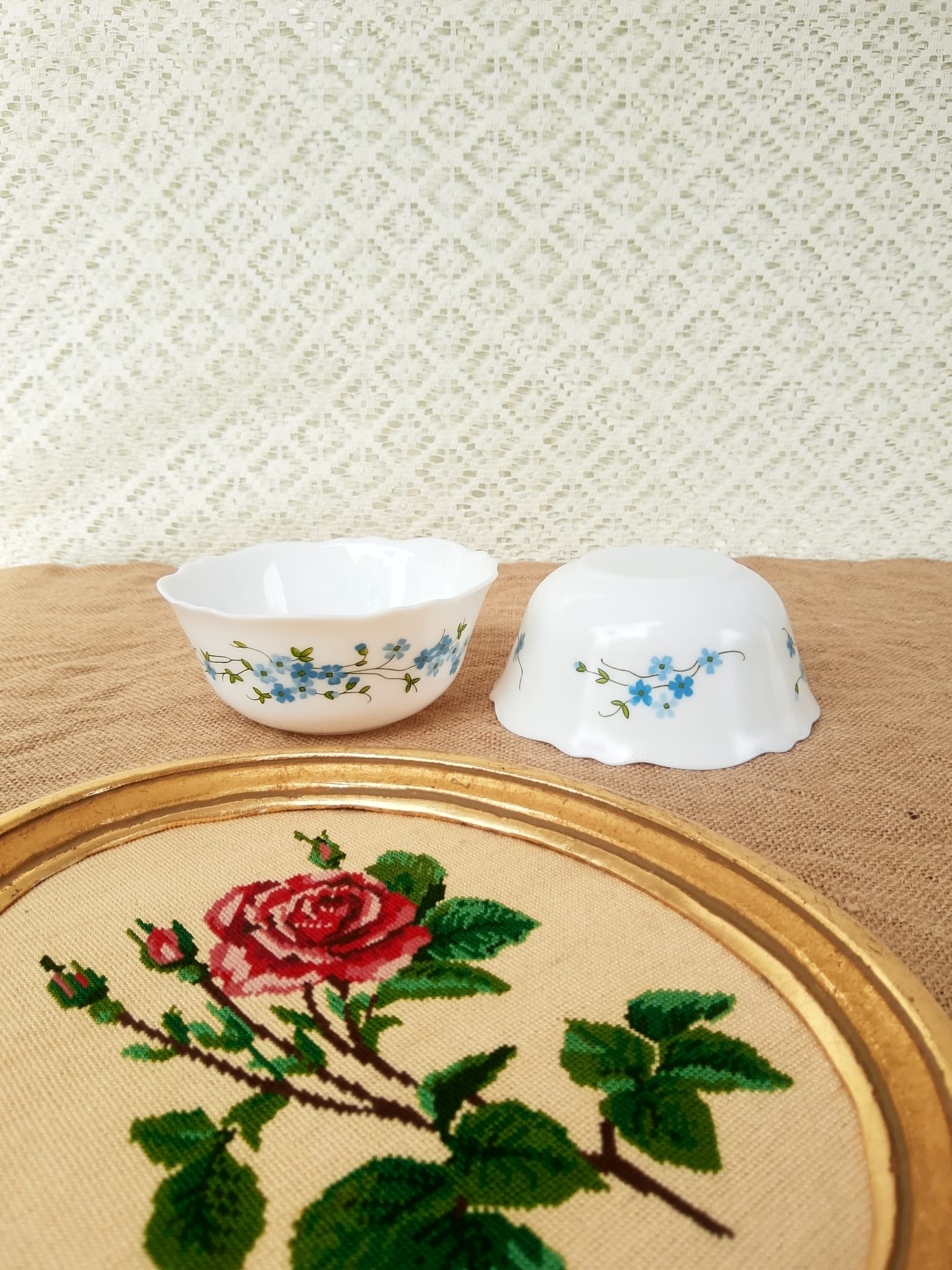 Duo of arcopal cups myosotis Veronica vintage patterns