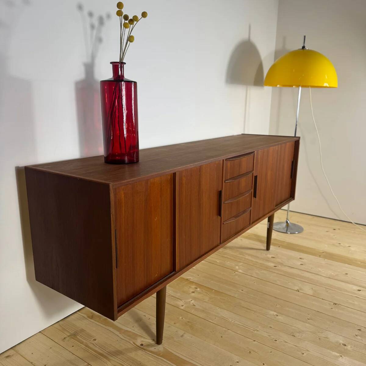 Buffet en teck avec portes coulissantes et tiroirs – Mid-Century