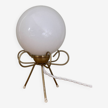 Lampe vintage tripode en laiton et opaline blanche