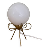 Lampe vintage tripode en laiton et opaline blanche