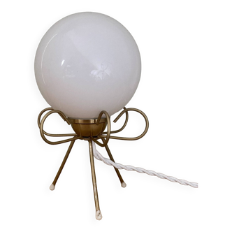 Lampe vintage tripode en laiton et opaline blanche