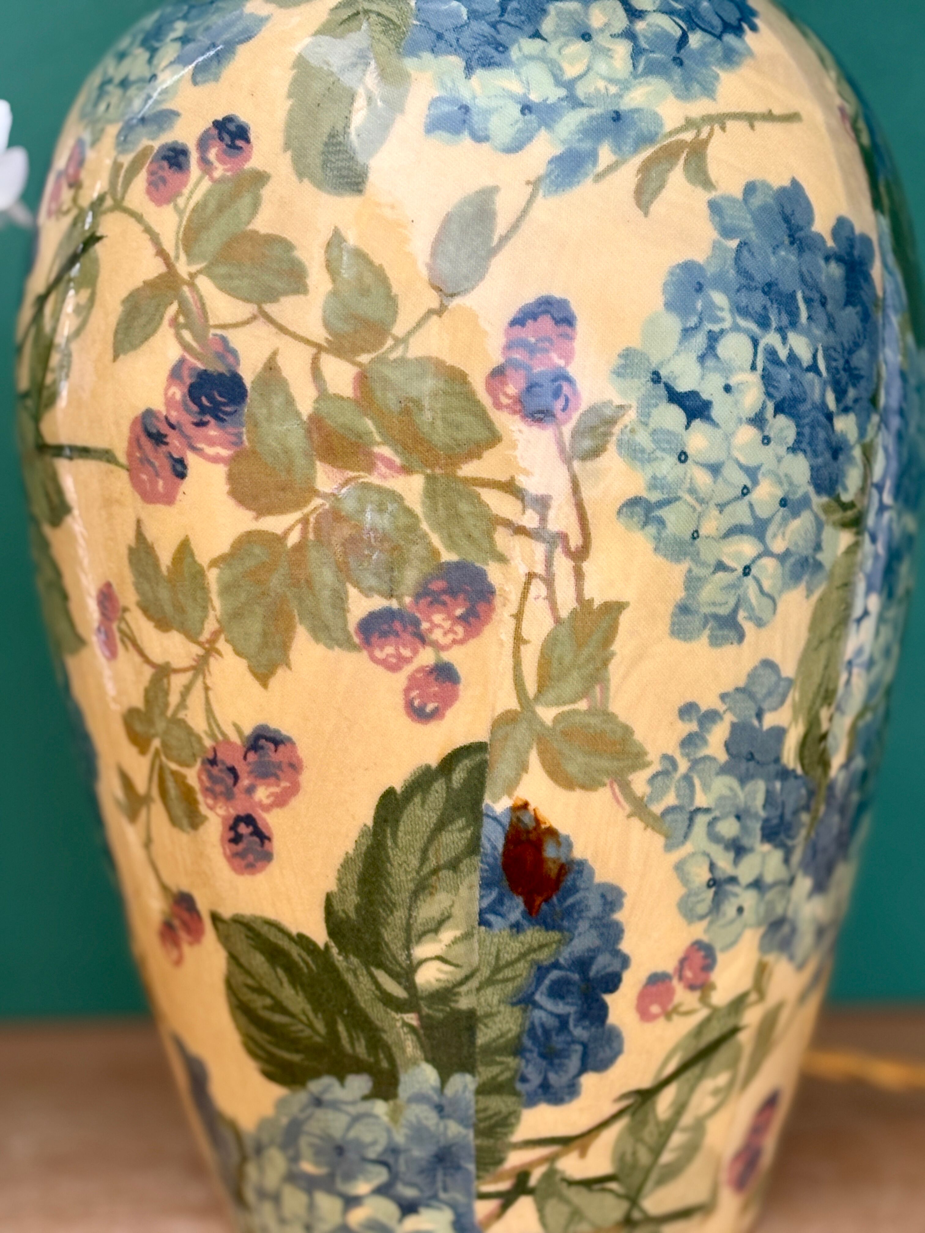 Vintage table lamp with floral decorations and white opaline.