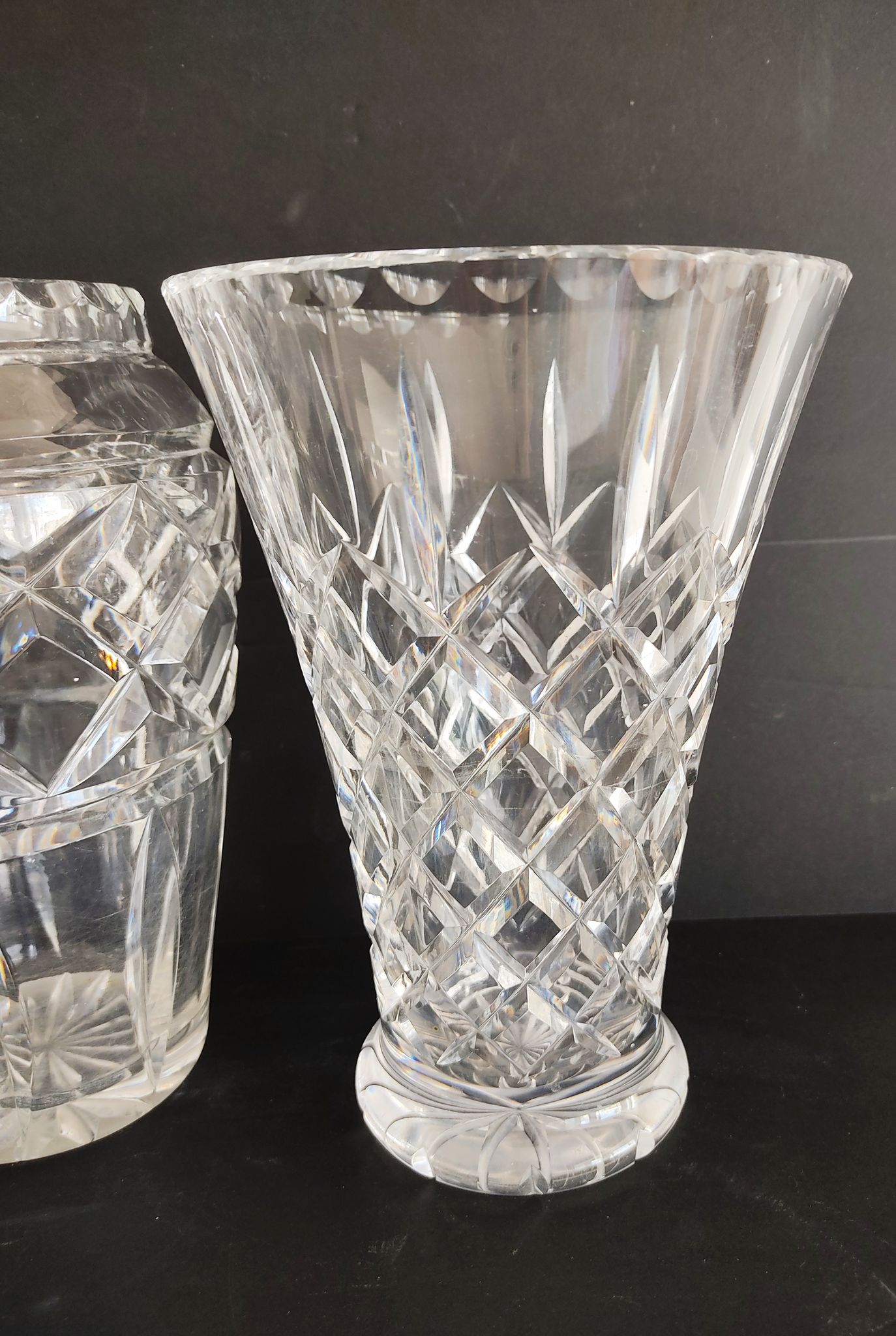 Ensemble de trois vases en cristal et en verre