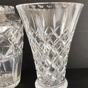 Ensemble de trois vases en cristal et en verre